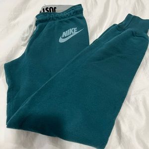 NIKE Sweat pants size XS, green/blue/teal
Tight through hip and leg